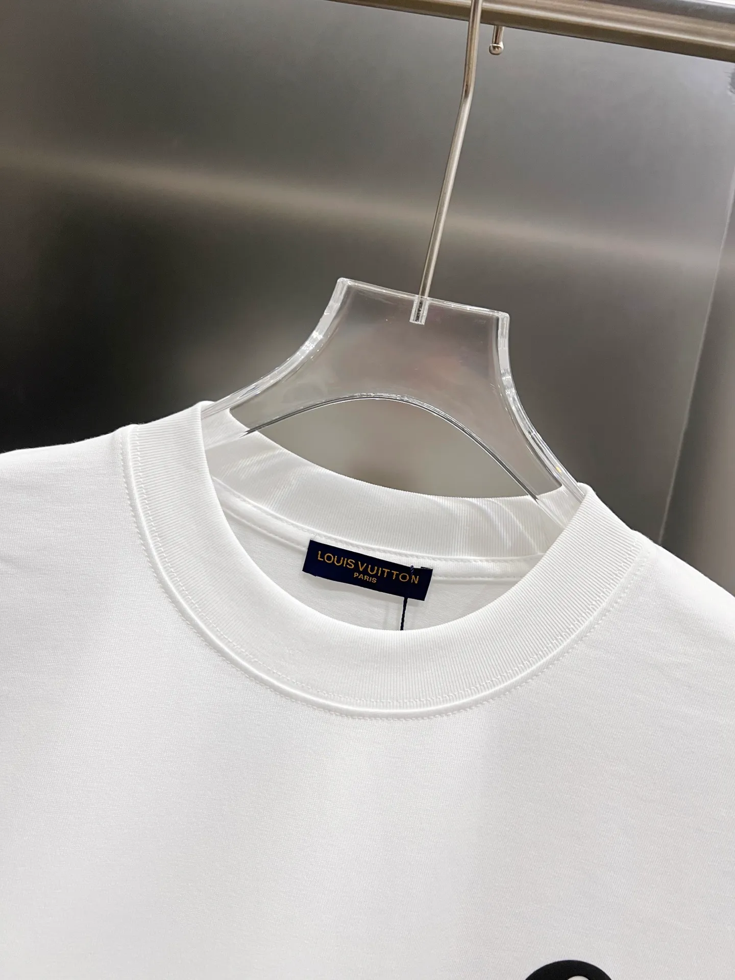 🅿️190 1v Louis* 2025 autumn and winter new style, classic letter three-dimensional foam printing technology design, high-end version! Highly breathable and comfortable, customized double yarn plain cotton fabric. Short-sleeved T-shirt. Same style for men and women. Sizes S M L XL XXL Five sizes black white